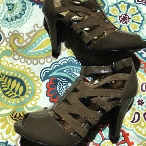 Sooft Faux Taupe and patent heels